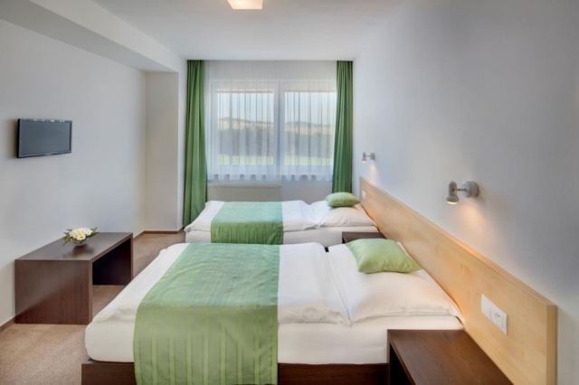 Hotel Skalský dvůr disponuje celkem 68 pokoji. Ubytovací kapacita je 172 lůžek. Ve všech pokojích i ostatních prostorách hotelu je Wi-Fi připojení zdarma.
